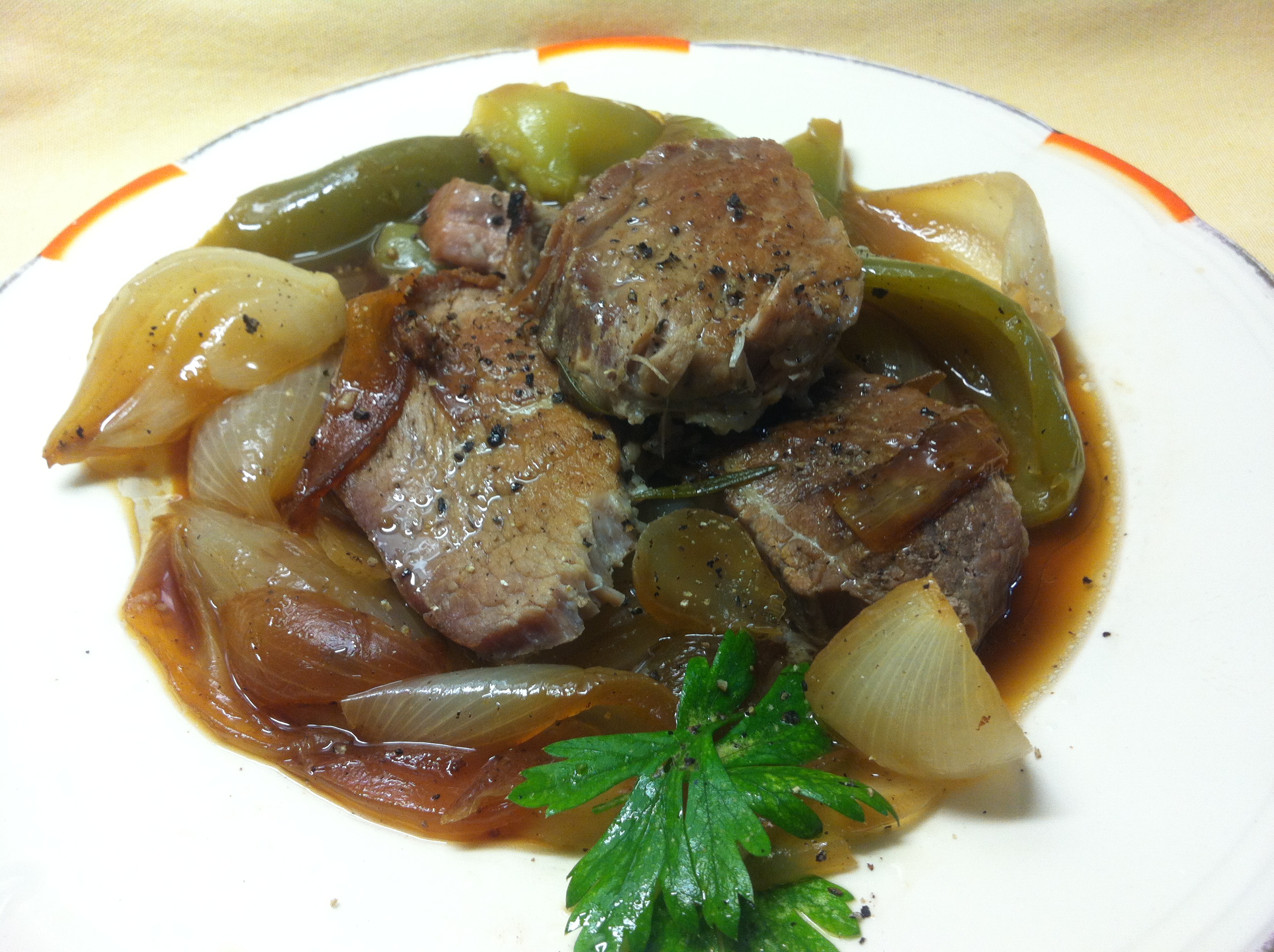 Medallones de carne en colchón de escalibada